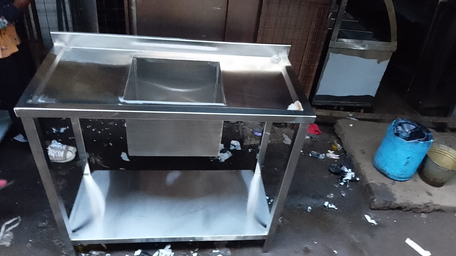 Single Stainless Steel Sink with Central Bowl